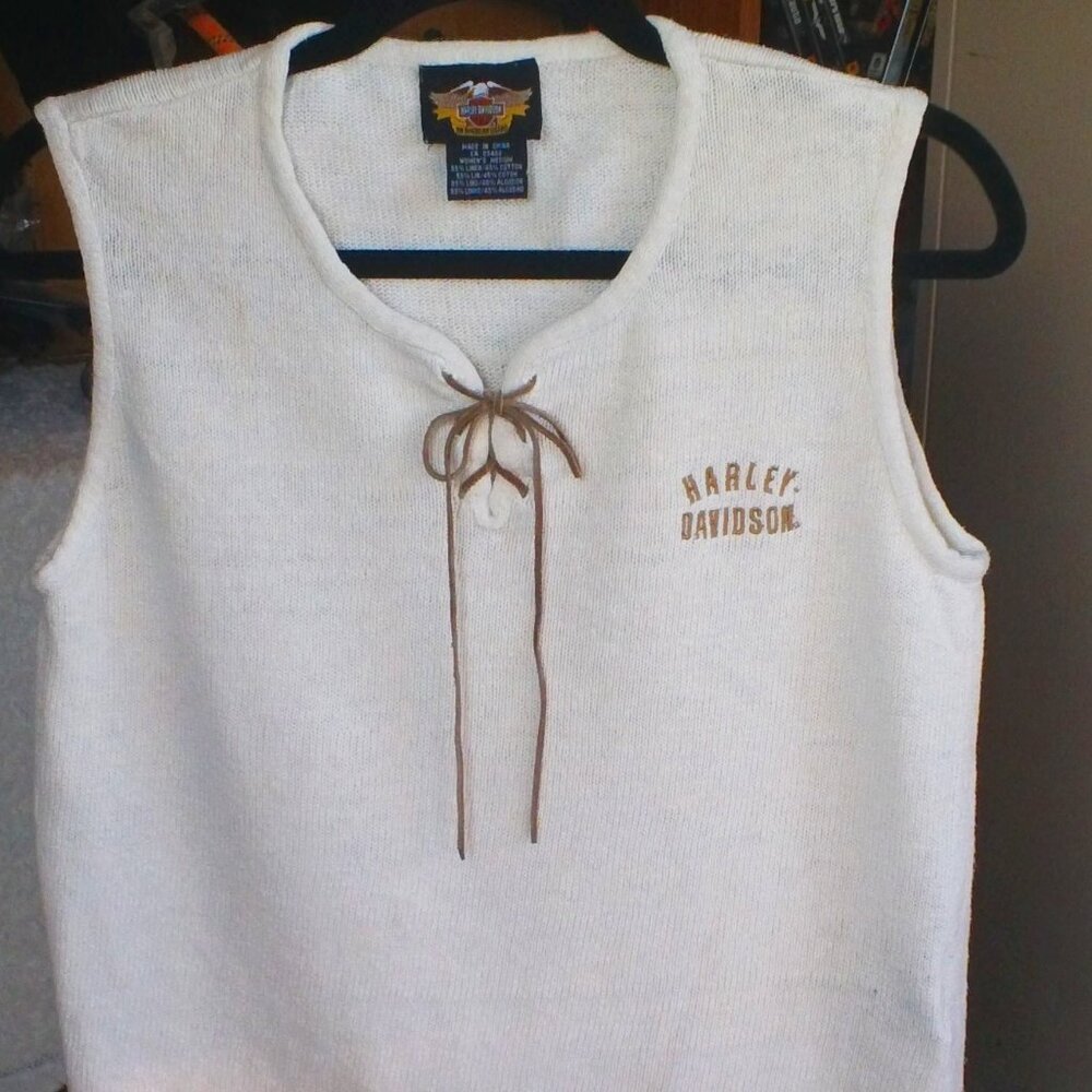 Woman’s Vintage Sleeveless Knit Vest Shirt